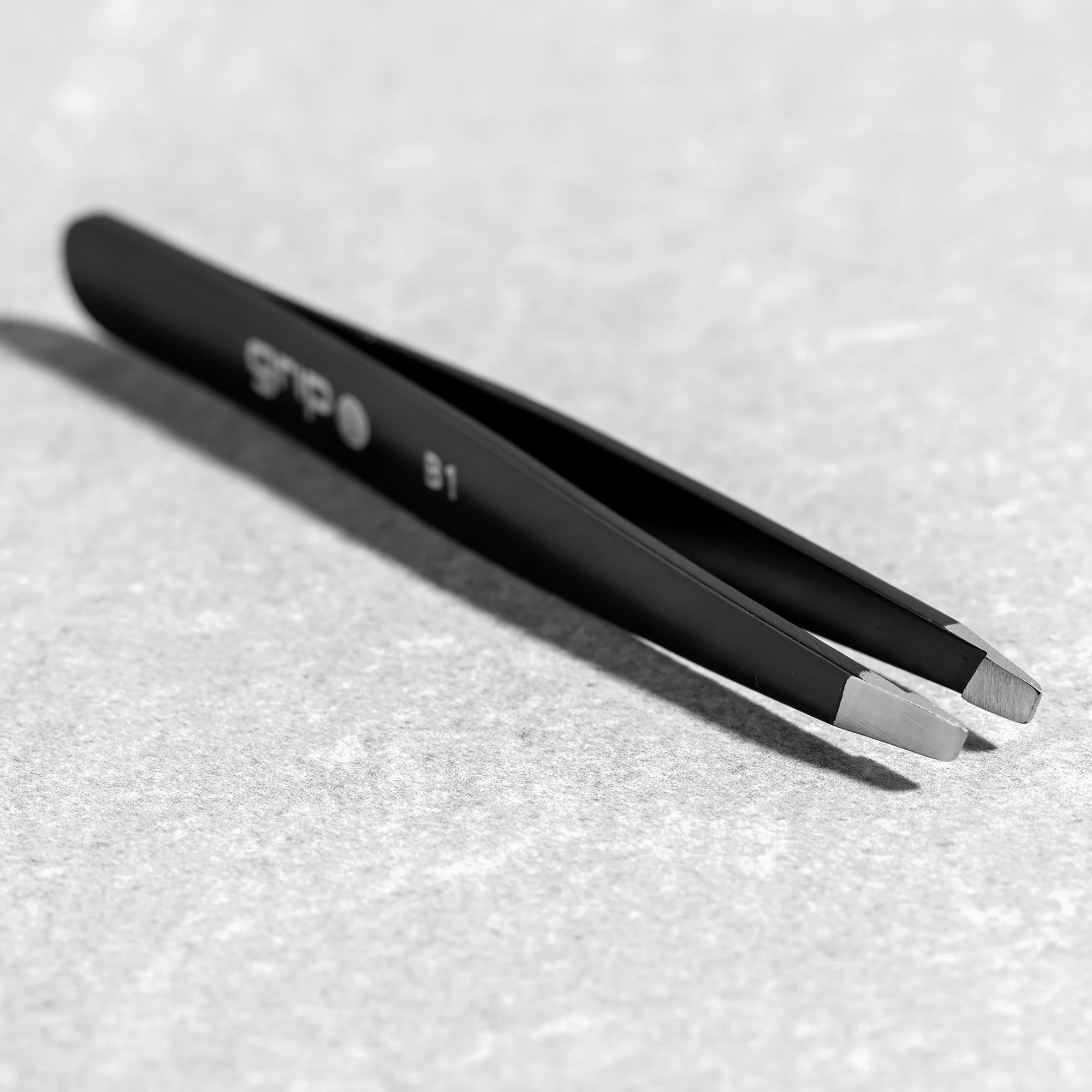 Caronlab Slanted Tip Tweezer - Matte Black - Image 2