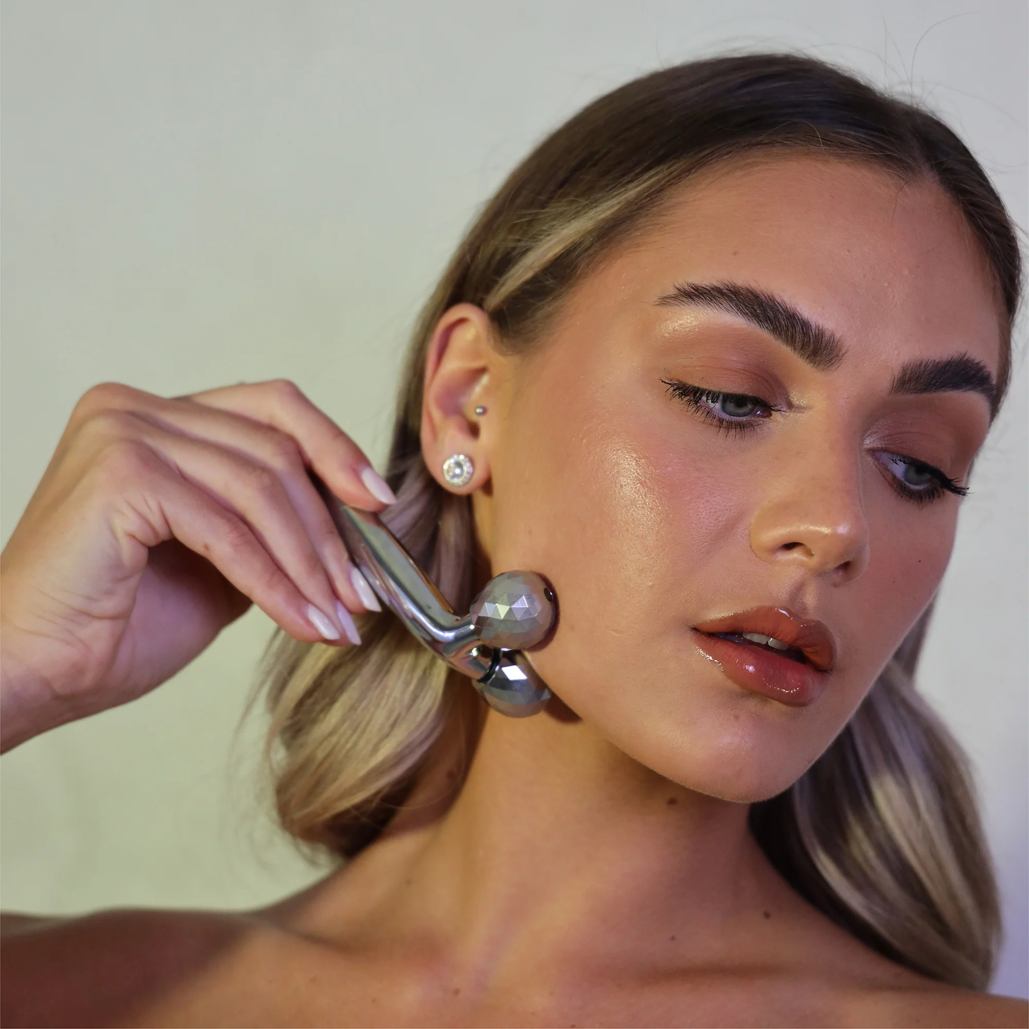 Lonvitalite Platinum Contour Face Roller - Image 3